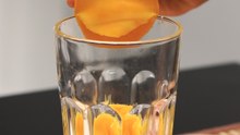 Cómo pelar un mango con un vaso