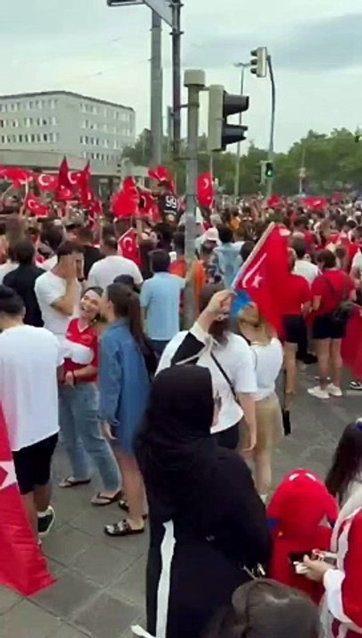 Türkische Fußballfans feiern am Plärrer