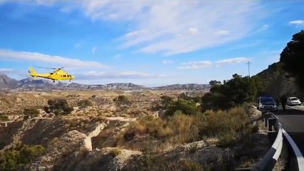 Momento del rescate en helicóptero del Guardia Civil Jacobo Barchín en Alicante.