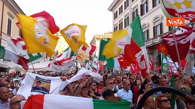 Le opposizioni in piazza contro premierato e autonomia, la piazza canta 'Bella Ciao'