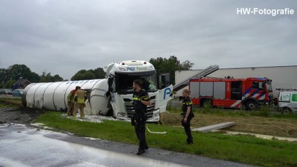 Vrachtwagen in sloot op A28 tussen Zwolle en De Lichtmis