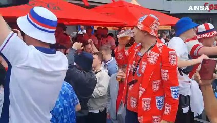 Euro 2024, tifosi inglesi bevono e cantano in attesa della gara con la Serbia