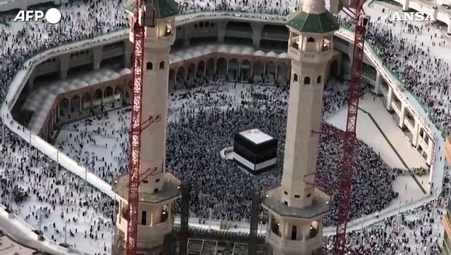 La Mecca, i pellegrini musulmani eseguono il Tawaf nella Grande Moschea