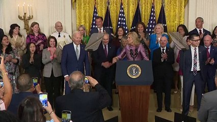 Biden simplifica regularização de centenas de milhares de migrantes