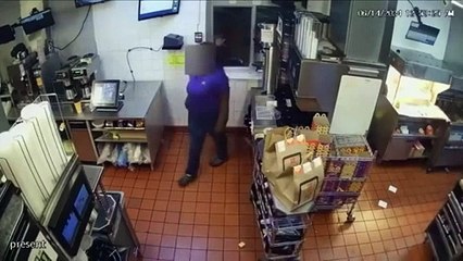 Funcionária do Mconald's atira em clientes durante briga