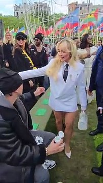 GALA VIDÉO - les célébrités au défilé Louis Vuitton