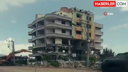 6 katlı bina iş makinesinin darbesiyle yerle bir oldu