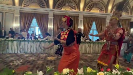 李强访马现场轻松愉快，随舞蹈打拍子展现好心情🎶