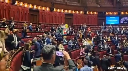 Descargar video: Autonomia, opposizioni cantano inno di Mameli e sventolano tricolore