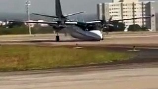 Un avion ne déploie pas son train d'atterrissage et se pose sur le nez (vidéo)