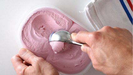 Fiese Kristalle auf der Eiscreme? Da hilft ein simpler Trick
