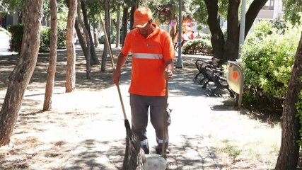 Beş milyonluk çantayı bulan temizlik görevlisine 100 dolar hediye