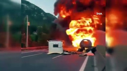 Otoyolda akaryakıt yüklü tır yandı