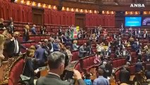 Autonomia, il M5s sventola il tricolore in Aula e canta l'inno di Mameli