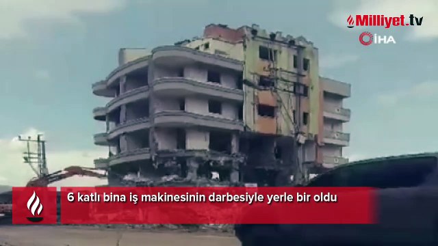 6 katlı bina iş makinesinin darbesiyle böyle yerle bir oldu