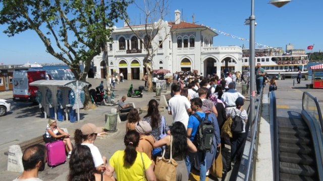 Adalar iskelesinde bayram yoğunluğu: Metrelerce kuyruk oluştu