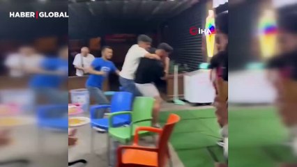İstanbul’da dondurmacıda tekme, yumruk ve tabureli kavga kamerada