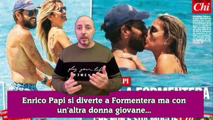 Enrico Papi si diverte a Formentera ma con un'altra donna giovane...