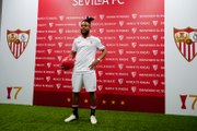 Ejuke posa con la camiseta del Sevilla FC