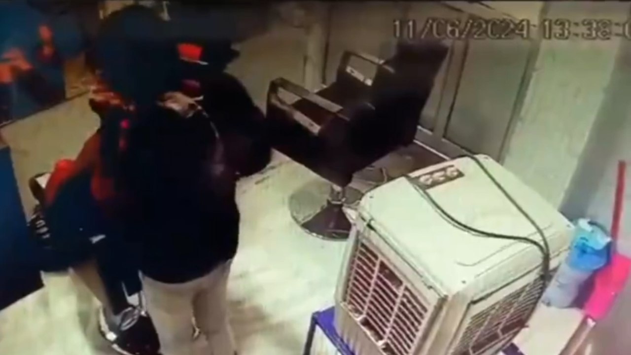 Barbier verhaftet wegen Gesichtsbehandlung mit seiner Spucke