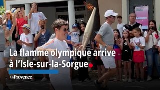 La flamme olympique traverse l'Isle-sur-la-Sorgue sous les applaudissements