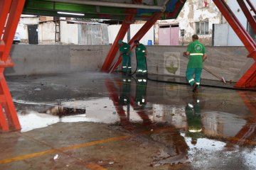 Bursa'da kurban kesim yerlerinde gün boyu temizlik