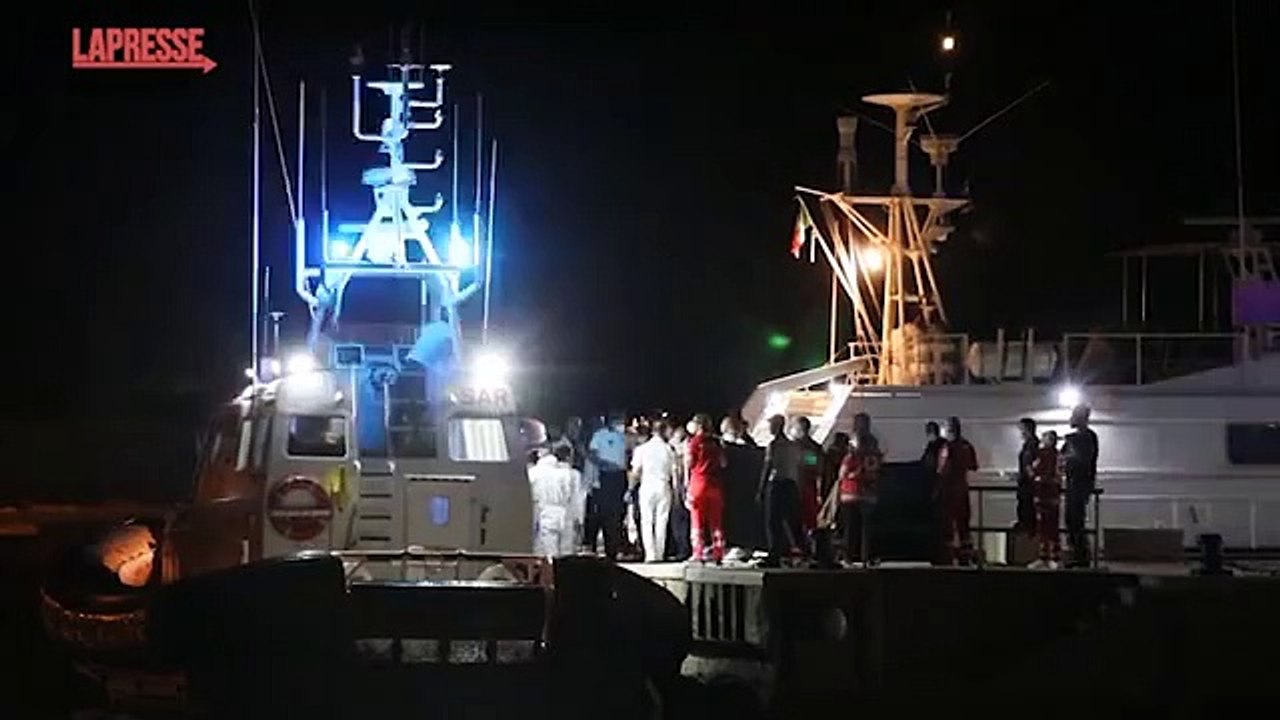 Naufragio nel mar Ionio, la Guardia Costiera porta a riva i corpi di sei migranti