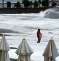 Video: Caminaba por la playa con su pareja y el mar Negro se llevó a la joven