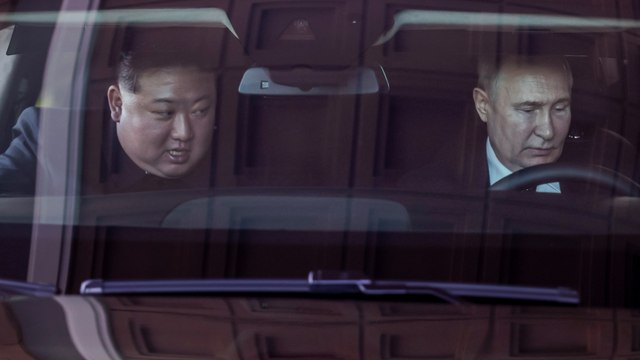 Putin visita Corea del Norte y se pasea en la limusina Aurus de Kim Jong Un