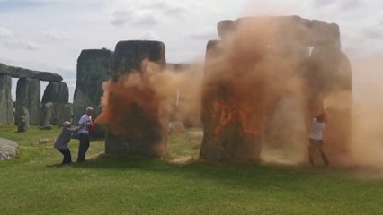 Royaume-Uni : deux écologistes radicaux arrêtés après avoir jeté de la peinture sur le site préhistorique de Stonehenge (vidéo)