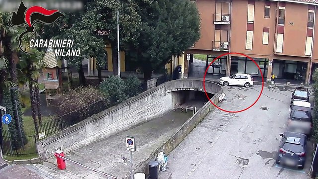 Trezzo sull'Adda, così la pattuglia «Api» dei carabinieri sfonda il portone con l'ariete e fa irruzione nel covo degli spacciatori