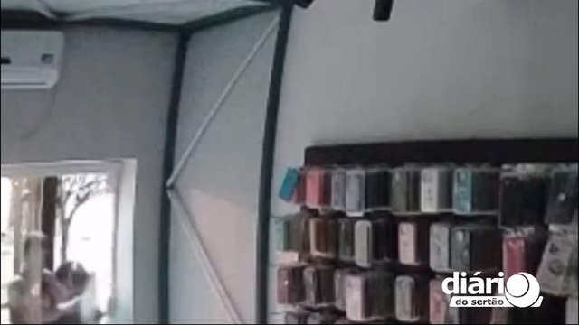 Jovem é preso e duas adolescentes apreendidas suspeitos de furto à loja de celulares em Itaporanga