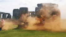 Activistas ecologistas rocían con pintura naranja el monumento neolítico de Stonehenge