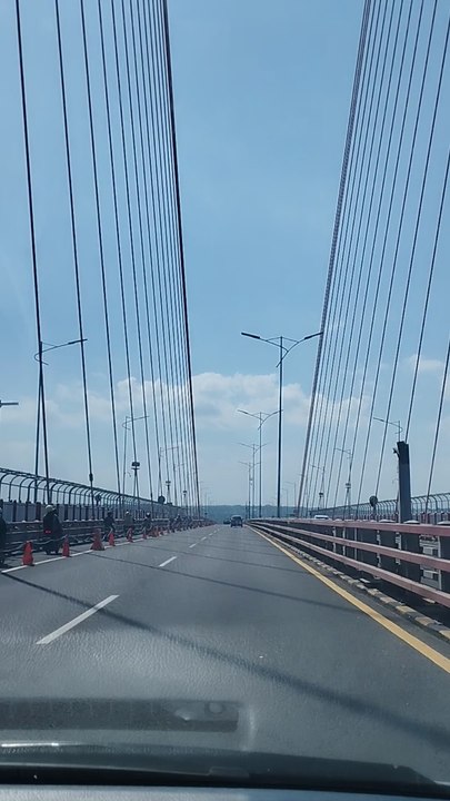 Crossing the Suramadu bridge