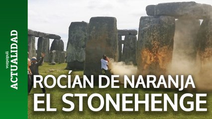 Dos ecologistas rocían con pintura naranja el monumento Patrimonio de la Humanidad de Stonehenge