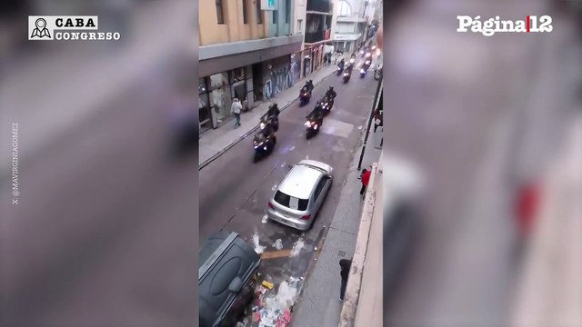 Policía de la Ciudad agrede a tonfazos a Nicolás Peralta en Congreso mientras se debatía la Ley de Bases