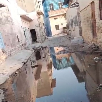 ओवरफ्लो हुए नाले के गंदे पानी ने बढ़ाई मुश्किल, बस्तियों में घुसा पानी