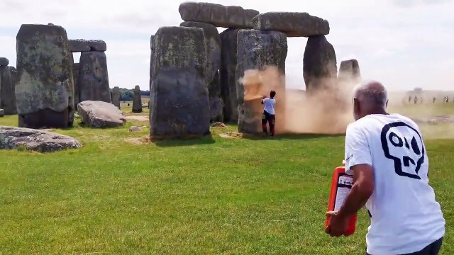 Ativistas climáticos mancham Stonehenge com tinta em pó cor de laranja