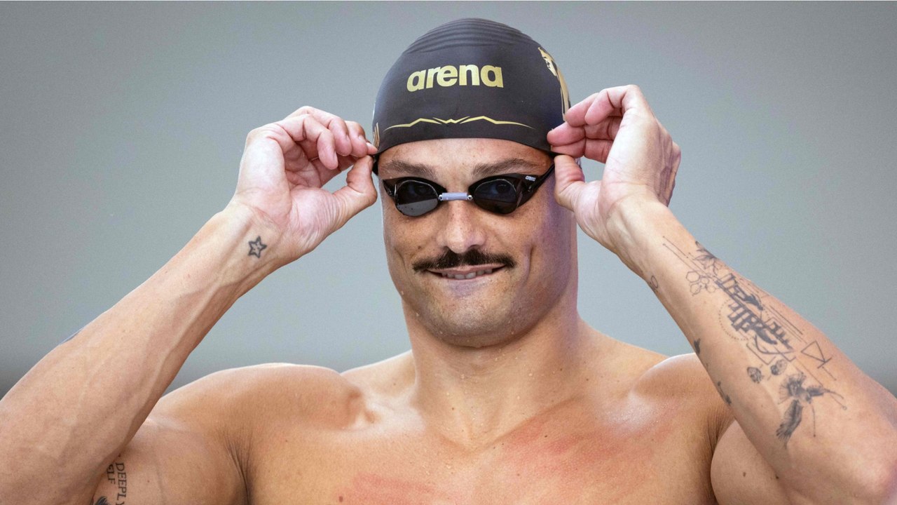 GALA VIDEO - Florent Manaudou et sa chérie Lola Dumenil : gestes tendres et baisers, le couple très amoureux en tribunes