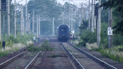 Télécharger la video: Tornado-Alarm in Sachsen: Heftiges Unwetter richtet schwere Schäden an