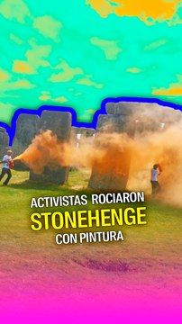 Activistas ambientalistas rociaron pintura naranja en el emblemático Stonehenge