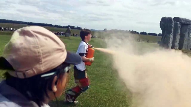 Dos activistas detenidos por rociar con pintura el sitio prehistórico británico de Stonehenge
