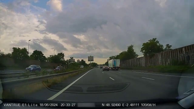 Un conducteur débile double n'importe comment sur l'A3