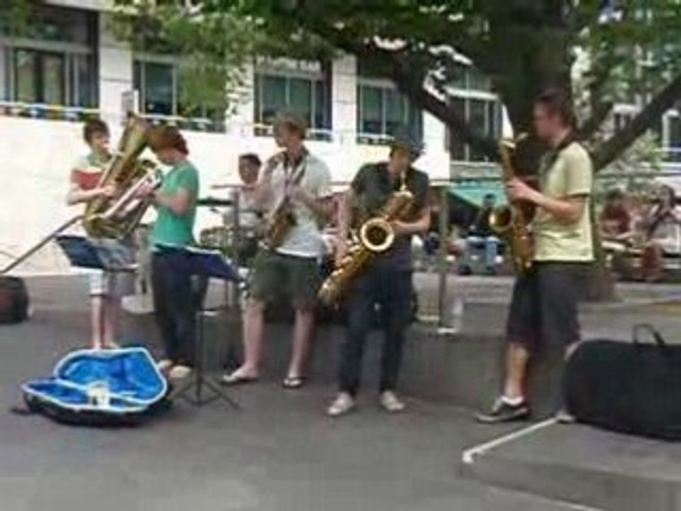 groupe de jeune chanteur de rue australiens sur Melbourne