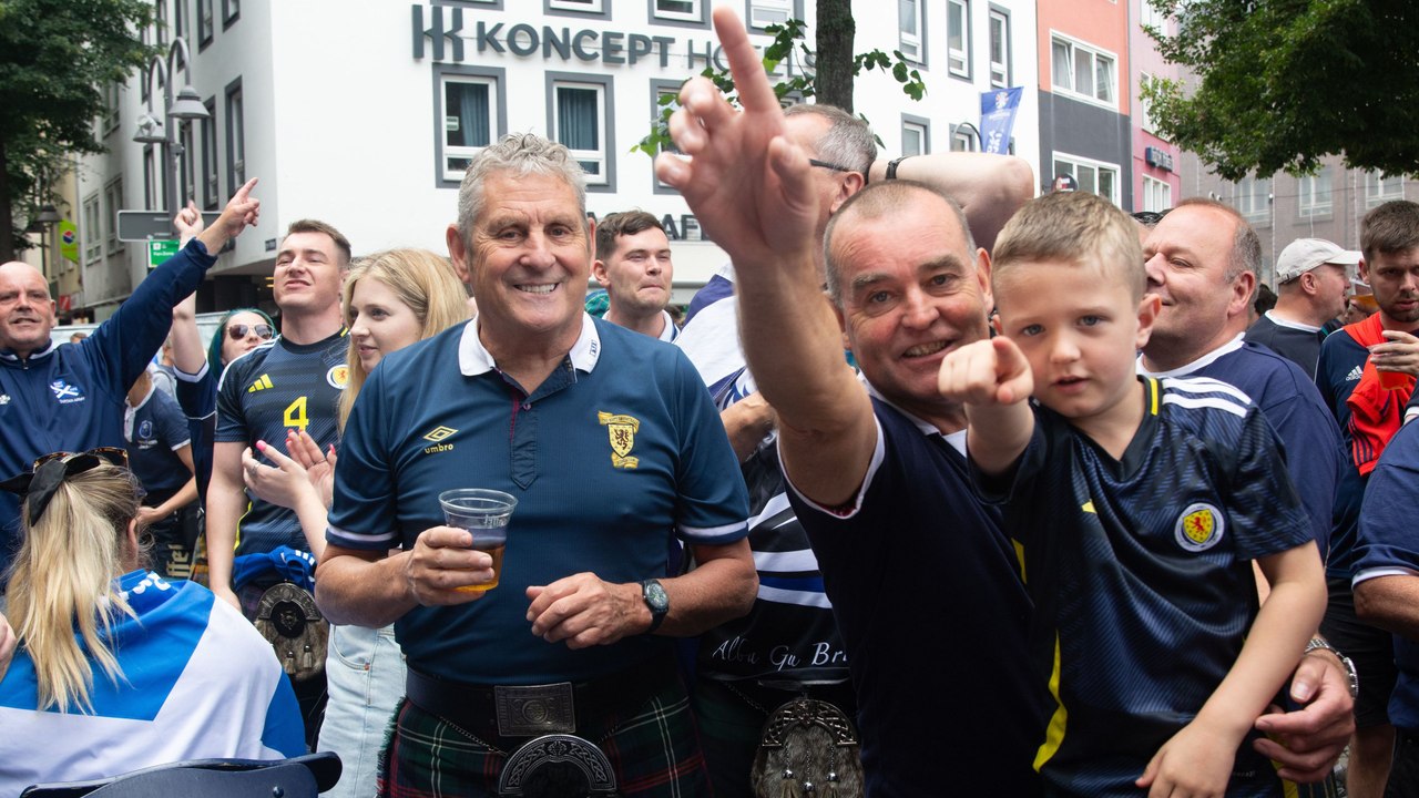 Dudelsäcke und Tartan Army: Tausende Schotten marschieren durch Köln