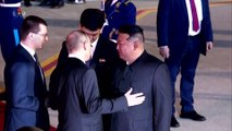 Putin e Kim Jong-un disputam gentileza ao entrar em veículo