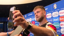 Füllkrug packt in der Mixed Zone den Handy-Beweis aus: "Ist das dann auch ein Foul?"