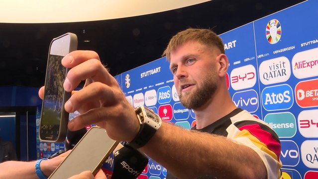 Füllkrug packt in der Mixed Zone den Handy-Beweis aus: Ist das dann auch ein Foul?
