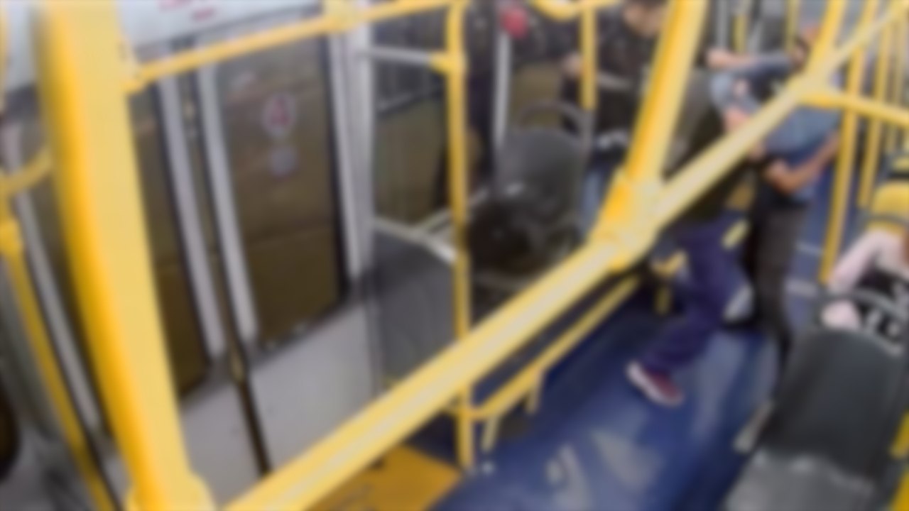 Câmera registra assassinato de passageiro dentro de ônibus de Curitiba Polícia pediu a prisão do assassino nove dias antes por matar a namorada