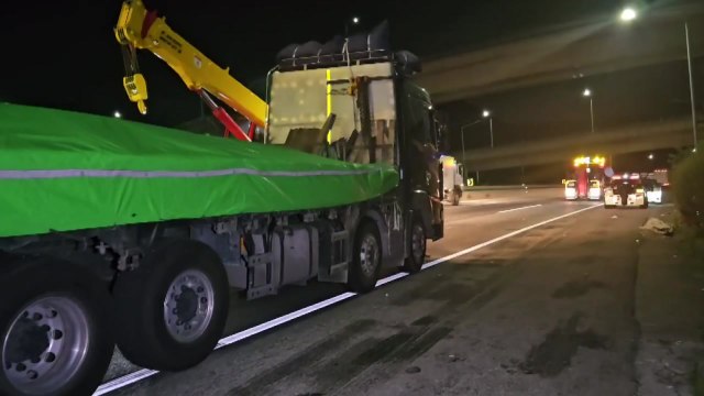 경부고속도로에서 화물차 3대 추돌...2명 다쳐 / YTN